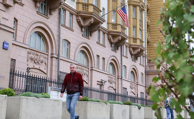 На фото: люди у здания посольства США на Новинском бульваре