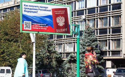 На фото: баннер референдума о вхождении в состав РФ в Луганске
