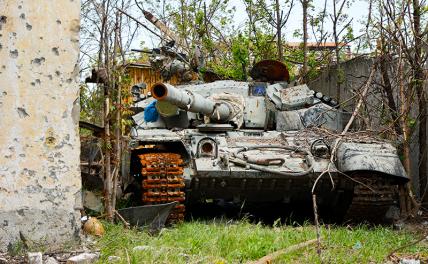 На фото: разбитый танк ВСУ