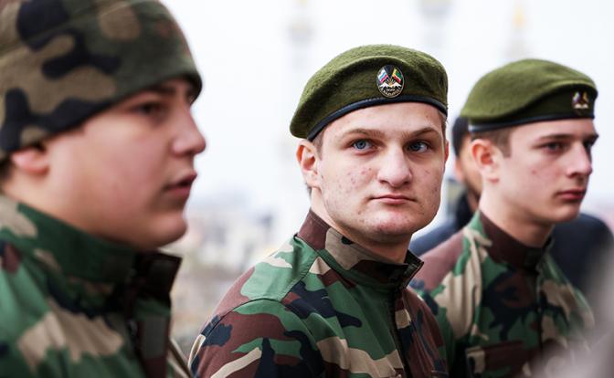 На фото: сыновья главы Чеченской Республики Рамзана Кадырова Адам, Ахмед, Эли (слева направо) во время смотра сил чеченских военных подразделений.