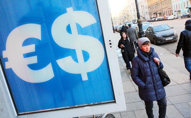 Курс евро несется вниз, доллар взял паузу к рублю