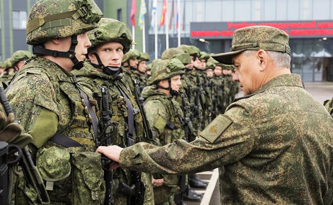 На фото: министр обороны РФ Сергей Шойгу (справа) во время проверки хода подготовки и условии размещения мобилизованных граждан.