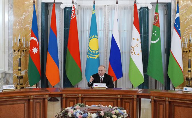 На фото: президент РФ Владимир Путин во время неформальной встречи глав государств - участников СНГ в Константиновском дворце