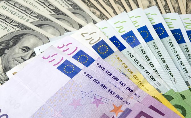 Курс доллара и евро скакнул перед выходными
