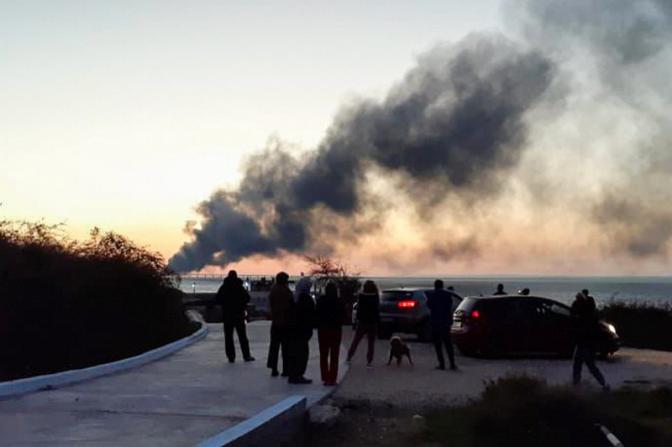 На фото: пожар на одном из участков Крымского моста.