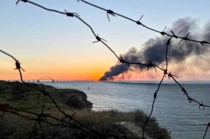 На фото: пожар на одном из участков Крымского моста.