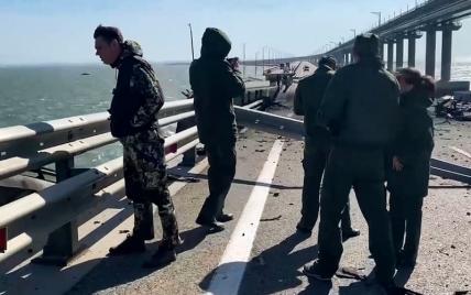 На фото: сотрудники СК РФ на месте пожара на одном из участков Крымского моста. Утром 8 октября на мосту произошел подрыв грузового автомобиля, который привел к возгоранию топливных цистерн железнодорожного состава. Три человека погибли.