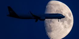 Раз в шесть лет: Впечатляющие кадры редкого полнолуния