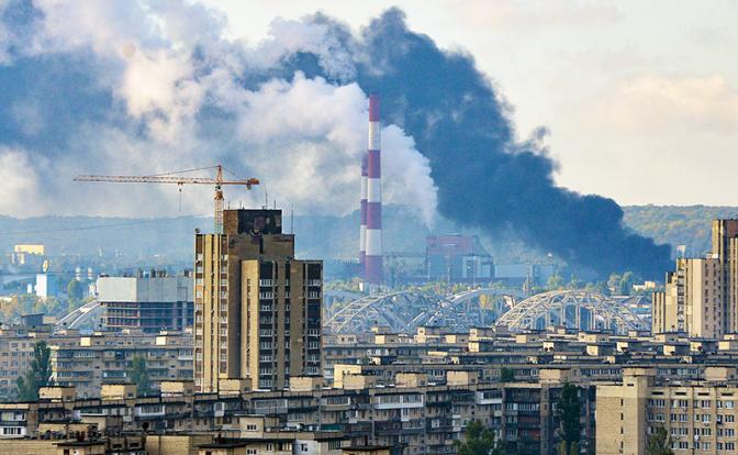 На фото: черный дым от ракетных ударов ВС России в Киеве.