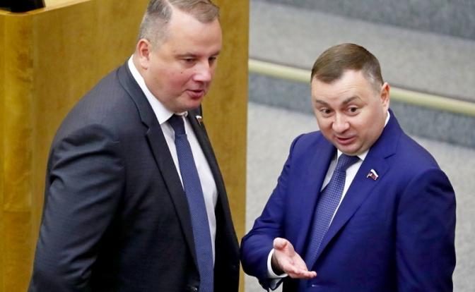 На фото: член Комитета Государственной Думы по контролю и Регламенту Виктор Дзюба и заместитель председателя Комитета Государственной думы по энергетике Николай Петрунин (слева направо) во время пленарного заседания Госдумы РФ, 2019 год.