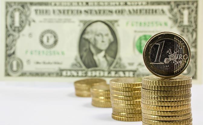 Новости курса валют: в Сбербанке резко подешевели доллары и евро