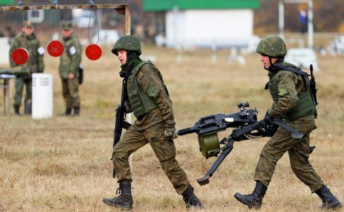 На фото: военнослужащие, призванные в рамках частичной мобилизации, во время боевой подготовки на полигоне "Свердловский" в Екатеринбурге. В ходе боевого слаживания военнослужащих обучают тактике боя с применением гранатомета АГС-17 "Пламя".