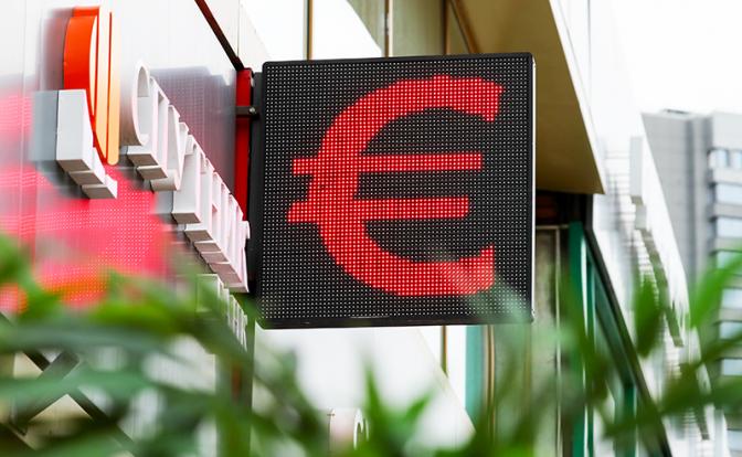 Новости курса валют: в Сбербанке упала цена на евро