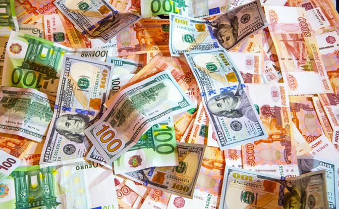 Курс валют сегодня: доллар и евро рухнули, но быстро пришли в себя