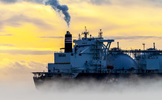 Танкеры развернутся в море: эксперт о европейском потолке цен на газ из РФ