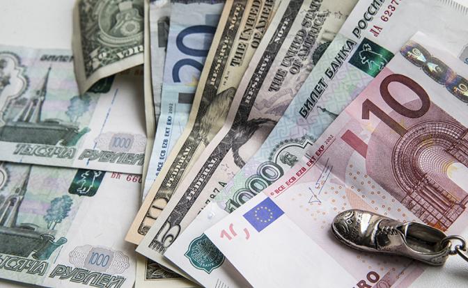 Новости курса валют: доллар и евро продолжают пике в Сбербанке