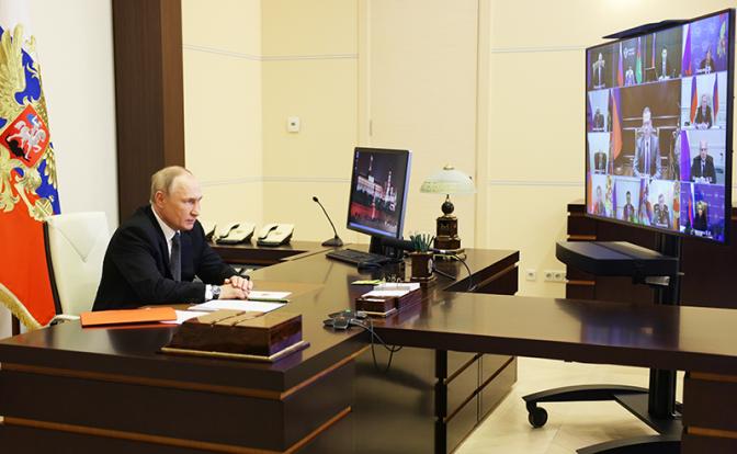 На фото: президент РФ Владимир Путин во время совещания с постоянными членами Совета безопасности РФ в режиме видеоконференции.