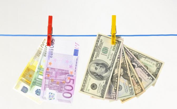 Новости курса валют: в Сбербанке упали в цене доллары и евро
