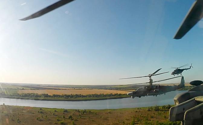 На фото: вид из вертолета Ка-52 во время выполнения задания по поражению управляемыми ракетами "Вихрь" десанта ВСУ, форсировавшего Днепр в районе Запорожской АЭС