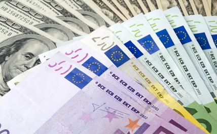Новости курса валют: в Сбербанке упали цены на доллары и евро