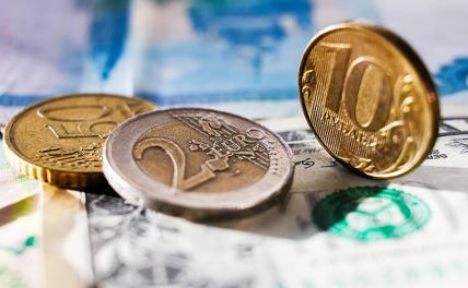 Текущий курс валют: доллар и евро летят вниз на торгах