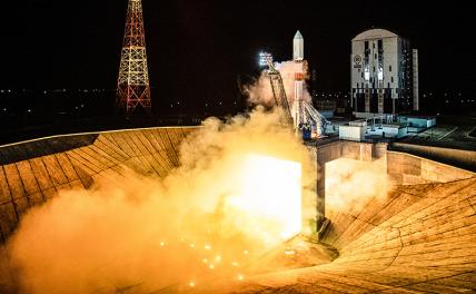На фото: запуск ракеты-носителя "Союз-2.1б" с первым спутником федеральной программы "Сфера" - "Скиф-Д" и тремя спутниками "Гонец-М" с космодрома Восточный
