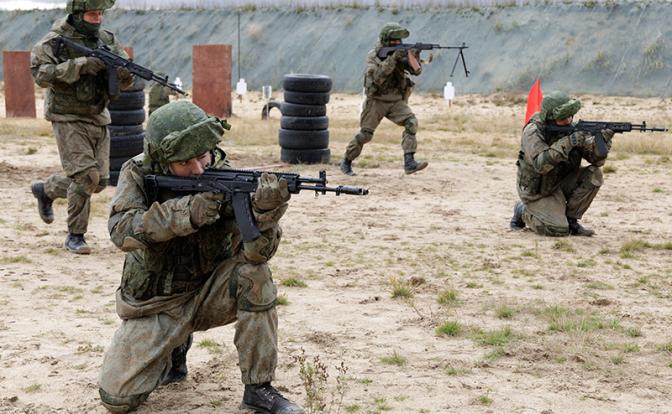 На фото: военнослужащие, призванные в рамках частичной мобилизации, во время боевой подготовки на полигоне Сельцы