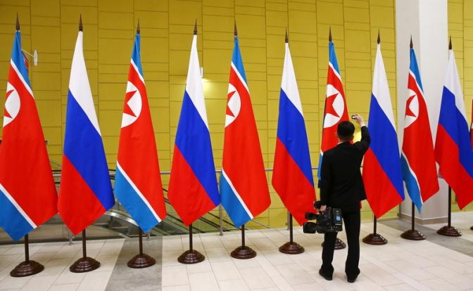 На фото: флаги России и КНДР