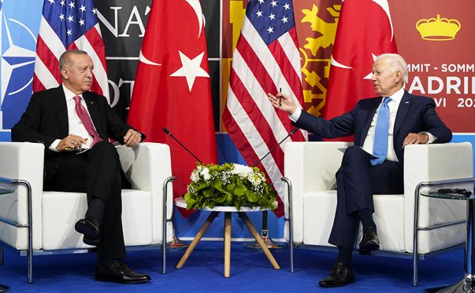 На фото: президенты Турции Реджеп Тайип Эрдоган и США Джо Байден (слева направо)