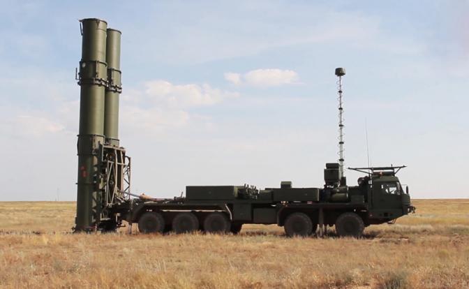 На фото: зенитная ракетная система (ЗРС) С-500