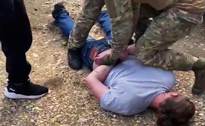 На фото: ФСБ предотвратила теракт, который готовили сторонники украинских националистов. Задержаны четверо человек, в отношении которых возбуждено уголовное дело по ст. 205 УК РФ "Террористический акт".