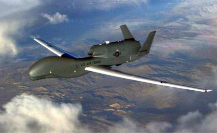 На фото: американский беспилотник (RQ-4 Global Hawk)