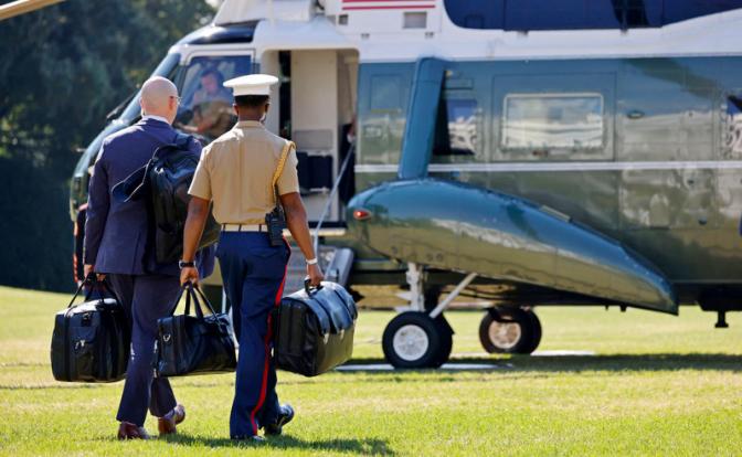 На фото: военный помощник офицера морской пехоты США несет коды запуска ядерного оружия, известные как «футбол», когда он следует за президентом Джо Байденом на морскую пехоту номер один на южной лужайке Белого дома, Вашингтон, округ Колумбия, США