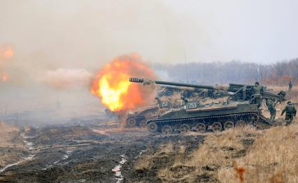 На фото: удар из самоходной артиллерийской установки «Гиацинт-С»