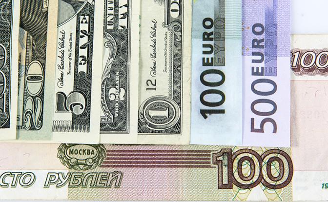 Курс валют на бирже: доллар и евро падают по отношению к рублю