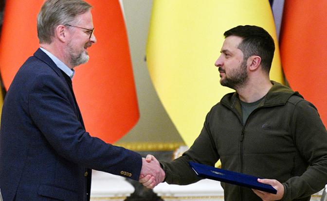 На фото: премьер-министр Чехии Петр Фиалы и президент Украины Владимир Зеленский (слева направо) во время встречи в Киеве