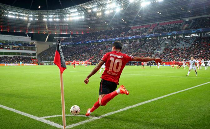 На фото: во время углового удара. Лига чемпионов УЕФА, 6-й тур: "Байер" (Леверкузен, Германия) - "Брюгге" (Брюгге, Бельгия) - 0:0