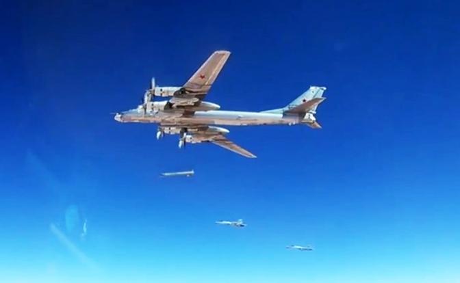 На фото: стратегический ракетоносец-бомбардировщик Ту-95МСМ Дальней авиации Воздушно-космических сил России наносит удары крылатыми ракетами воздушного базирования (КРВБ) Х-101