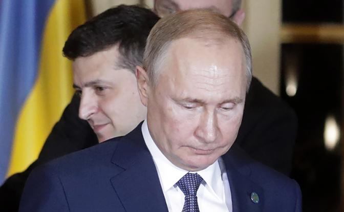 На фото: президент Украины Владимир Зеленский и президент России Владимир Путин (слева направо)