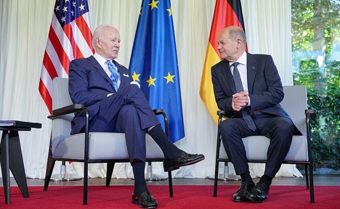 На фото: президент США Джо Байден (слева) и канцлер Германии Олаф Шольц (справа)