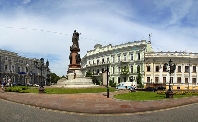 На фото: вид на Екатерининскую площадь и памятник основателям города Одессы в 2011