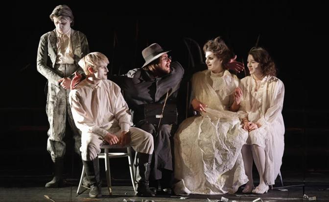 На фото: сцена из спектакля "Цветы запоздалые"