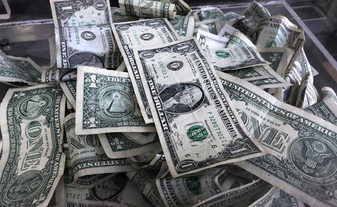 Стал известен официальный курс доллара в России