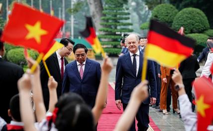 На фото: премьер-министр Вьетнама Фам Минь Тинь и канцлер Германии Олаф Шольц (слева направо) во время торжественной церемонии встречи в Ханое
