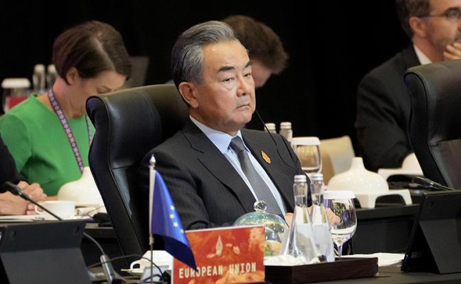 На фото: министр иностранных дел Китая Ван И на встрече министров иностранных дел G20