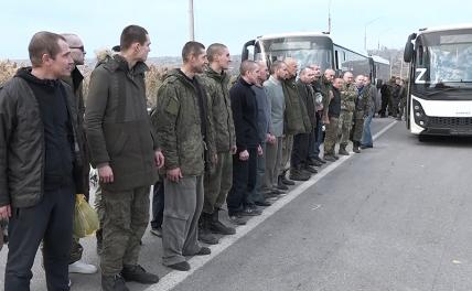 На фото: российские военнослужащие, освобожденные из плена после переговорного процесса с властями Украины.