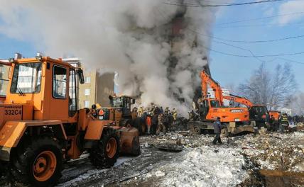 На фото: поисково-спасательные работы на месте взрыва бытового газа в жилом доме