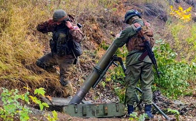 На фото: боевая работа расчетов минометов 2Б14 "Поднос" в зоне проведения специальной военной операции.