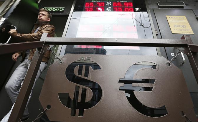 Курс валют: доллар и евро падают на бирже