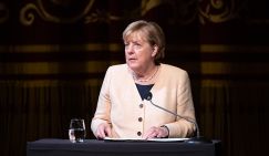 Меркель устроила политический стриптиз